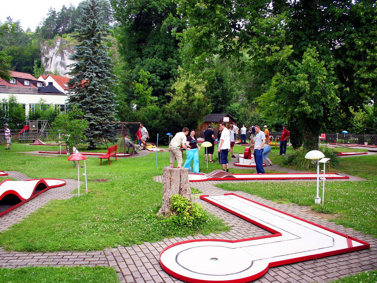 Menschen spielen Minigolf in Weidenloh in Franken