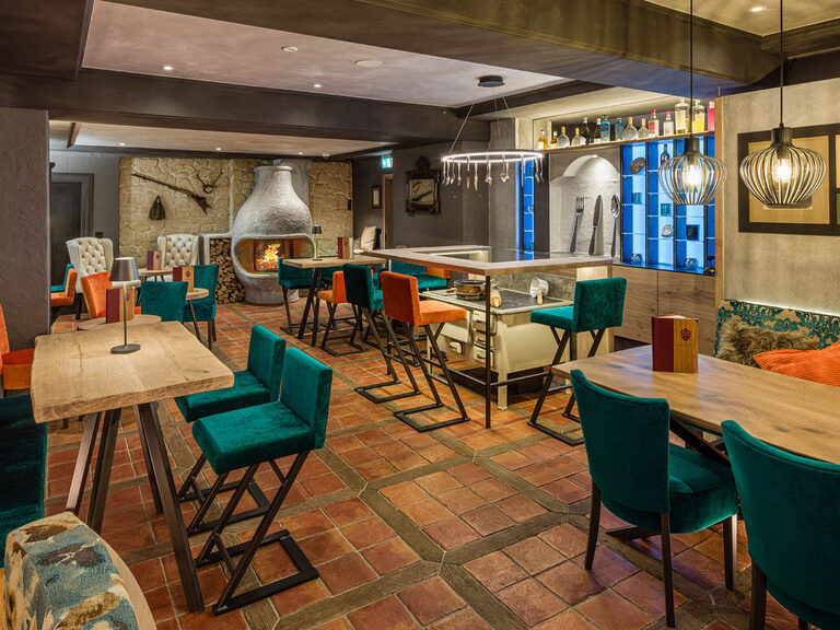 Das Interieur der Bar "Alte Küche" zeigt geschmackvolle Möbel und eine einladende Atmosphäre