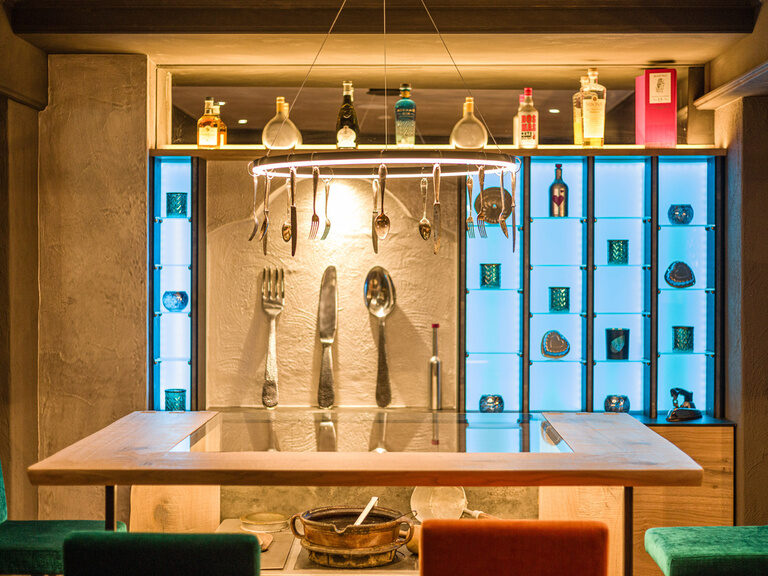 Das Design des Innenraums im Bar "Alte Küche" ist rustikal und einladend.