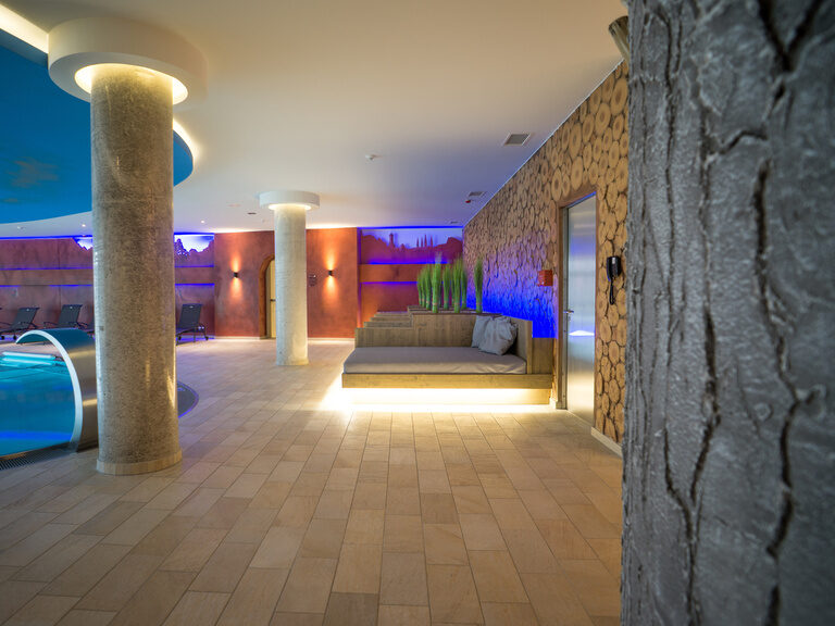 Moderne Architektur schafft eine entspannende Wasserwelt-Atmosphäre im Hotel Sponsel-Regus in der Fränkischen Schweiz