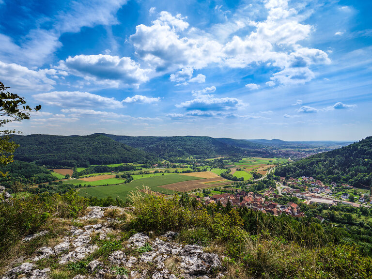 Ein malerischer Ausblick vom Hügel auf das Heiligenstadter Tal nahe dem Hotel Sponsel-Regus.