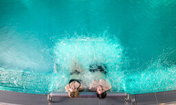 Zwei Personen schwimmen in einem Pool in der Wasserwelt des Landhauses Sponsel-Regus in Franken