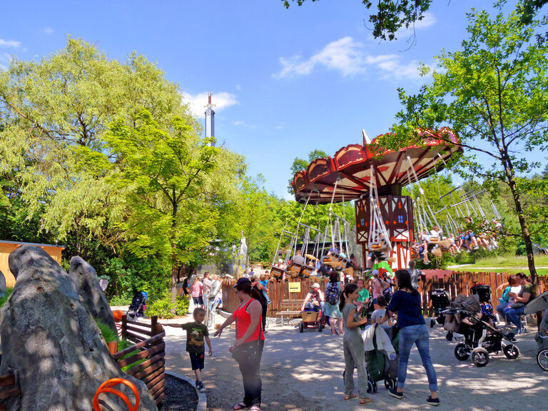 Menschen genießen ihre Freizeit in einem Freizeitpark in Franken