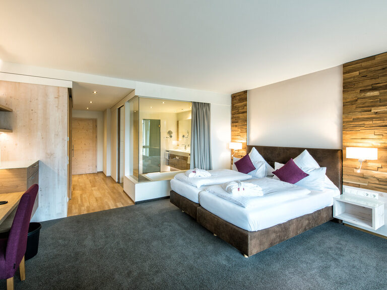 Ein gemütliches Bett für erholsamen Schlaf in der Junior-Suite Schlössla im Hotel Sponsel-Regus