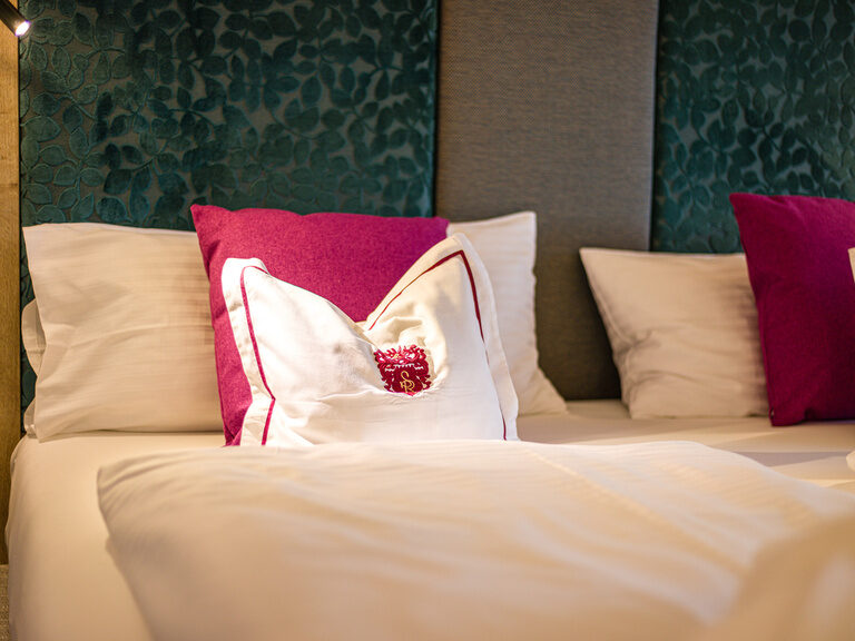 Ein frisch gemachtes Bett im Komfort Doppelzimmer im Haus Mattstein lädt zum Entspannen ein.