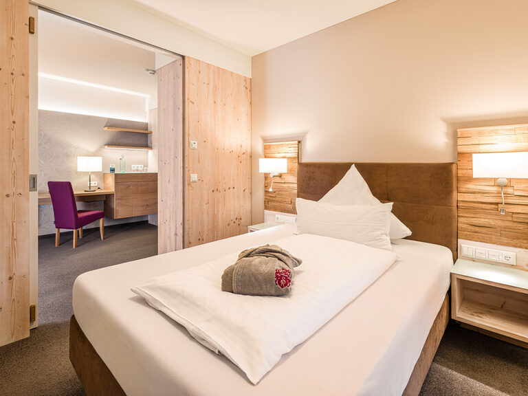 Das frisch gemachte und einladende Bett in der hellen Turm-Suite Schloessla im Hotel Sponsel-Regus