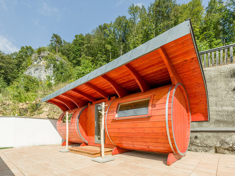 Aussenansicht der Bierfass-Sauna "Hopfen und Malz" im Freien des Hotels Sponsel-Regus in Franken