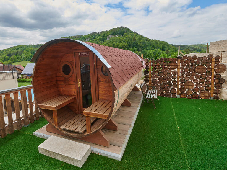 Die Bierfass-Sauna im Landhaus Sponsel-Regus vor malerischer Landschaft der Fränkischen Schweiz