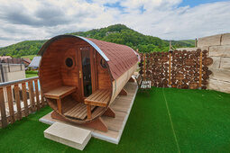 Die Bierfass-Sauna im Landhaus Sponsel-Regus vor malerischer Landschaft der Fränkischen Schweiz
