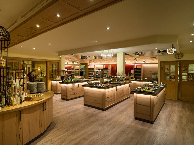 Der moderne Essens- und Buffetbereich im Restaurant des Hotels Sponsel-Regus in Franken