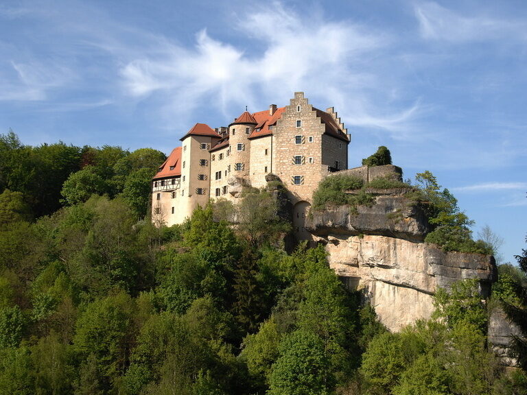 Ein Schloss thront majestätisch auf einem Hügel in Franken