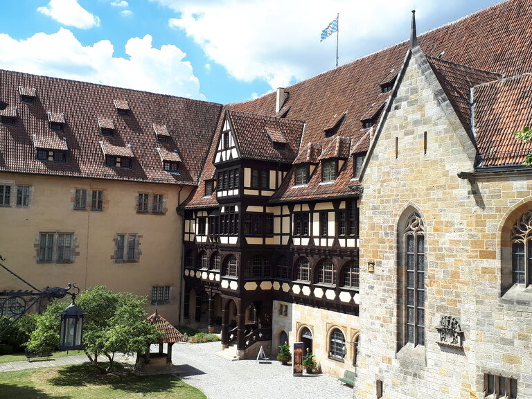 Mittelalterlichter Innenhof der Burg Rabenstein in Franken an einem schönen Sommertag