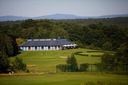 Clubhaus des Golfclub Thurnau in Oberfranken im Grünen
