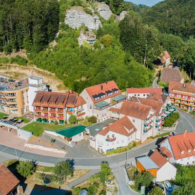 Eine Vogelperspektive des Resorts Landhaus Sponsel-Regus mitten in der idyllischen Landschaft der Fränkischen Schweiz.