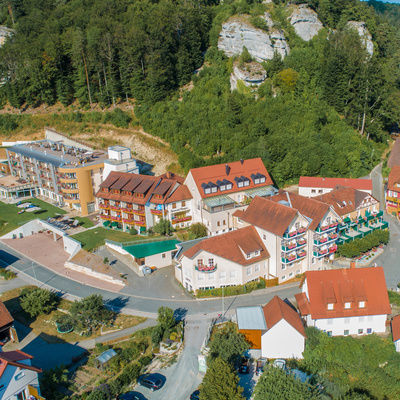 Luftaufnhame des Hotels Sponsel-Regus in Franken, das eingebettet in eine weitläufige, natürliche Landschaft ist