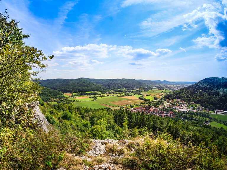 Eine malerische Aussicht über Wiesen und Felder in der Fränkische Schweiz