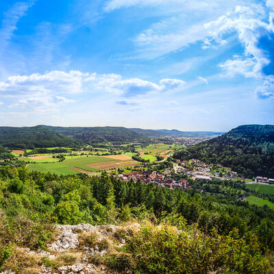 Eine malerische Aussicht über Wiesen und Felder in der Fränkische Schweiz