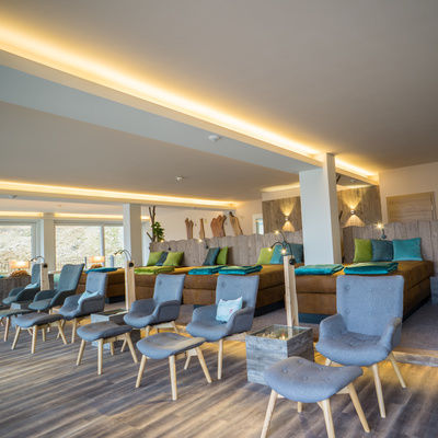 Mehrere Stühle bieten Platz zum Entspannen und Verweilen im Hotel Sponsel-Regus in der Fränkischen Schweiz