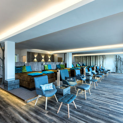Ein gemütlicher Ruhebereich mit Holzboden im Wellnesshotel Sponsel-Regus in der Fränkischen Schweiz