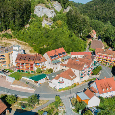 Eine Vogelperspektive gibt einen umfassenden Blick auf das Hotel Sponsel-Regus in Franken
