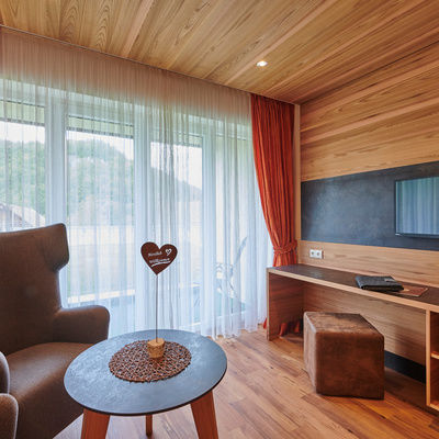 Ein geschmackvoll eingerichtetes Hotelzimmer mit einem Flachbildfernseher und Holzboden.