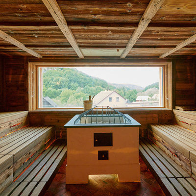 Der Innenraum einer Holzsauna mit großem Fenster im Hotel Sponsel-Regus in der fränkischen Schweiz