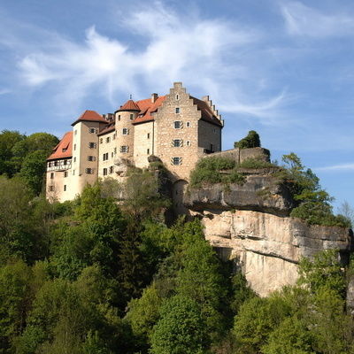 Ein Schloss thront majestätisch auf einem Hügel in Franken