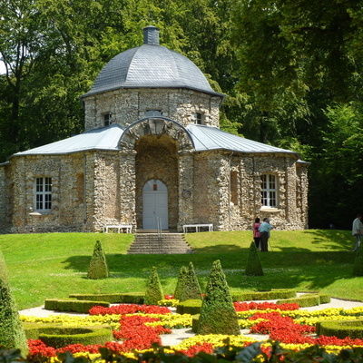 Ein steinernes Gebäude im Garten des Felsengartens Sanspareil in Franken