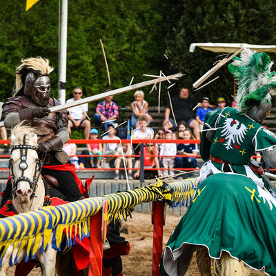 Zwei Ritter reiten auf den Rücken von Pferden und duellieren sich mit Lanzen