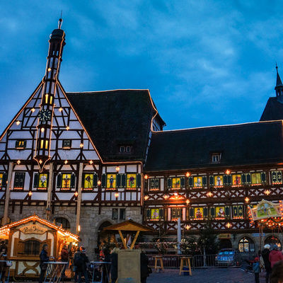 Außenansicht des Rathaus Forchheim in der Abenddämmerung