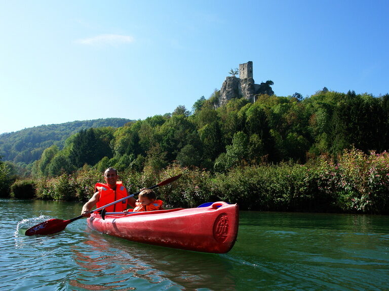 Kanufahrer auf der Wiesent mit Panorama der Neideck im Hintergrund