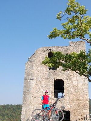 Turm der Burgruine Neideck im Wiesenttal der Fränkische Schweiz
