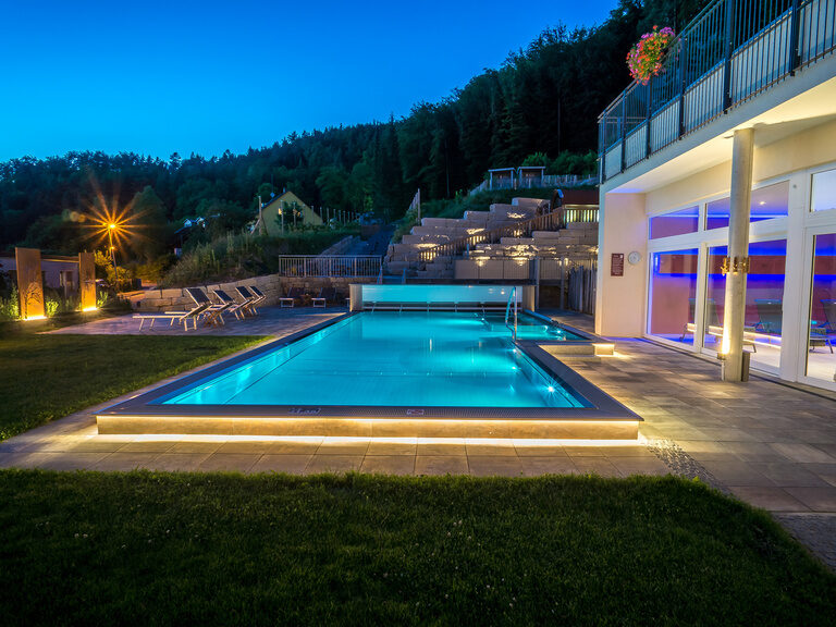 Infinity Außenpool des Wellnesshotel Sponsel-Regus mit Beleuchtung