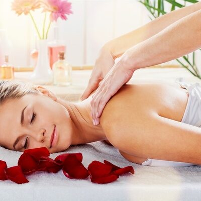 Sanfter Druck wird auf Schultern und Nacken während einer Massage im WaldSpa des Hotels Sponsel-Regus ausgeübt.