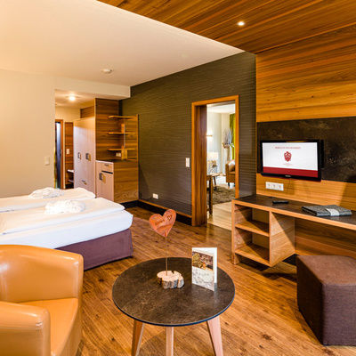 Ein stilvolles Wohnzimmer mit Holzverkleidung und Couchtisch im Landhaus Sponsel-Regus in der Fränkischen Schweiz
