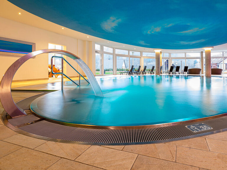Ein großzügiger Innenpool im Wellnessbereich des Hotel Sponsel-Regus.