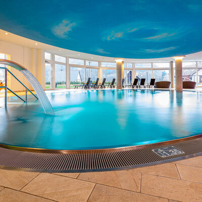 Ein großzügiger Innenpool im Wellnessbereich des Hotel Sponsel-Regus.