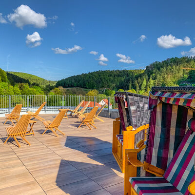 Die Dachterrasse mit gemütlichen Stühlen und toller Aussicht auf die Fränkische Schweiz