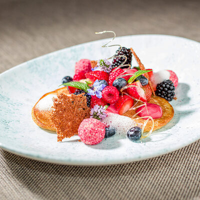 Ein weißer Teller mit Früchten und Beeren