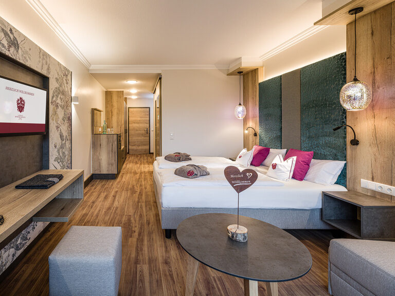 Moderne Einrichtung sowie edle Möbel und ein großes Bett im Komfort Doppelzimmer im Hotel Sponsel-Regus in Franken