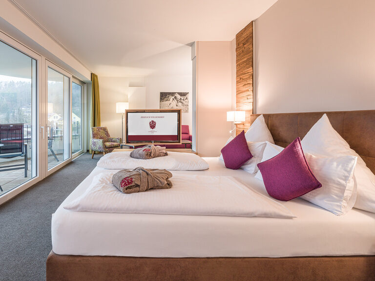 Ein großes Bett in der Turm-Suite Schlössla - Landhaus Sponsel-Regus.