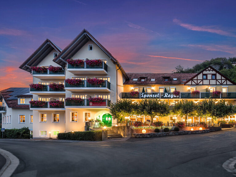 Das Hotel Sponsel-Regus in Franken leuchtet im sanften Licht der Abenddämmerung