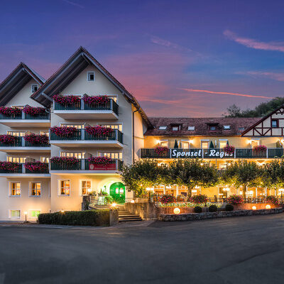 Das Hotel Sponsel-Regus in Franken leuchtet im sanften Licht der Abenddämmerung