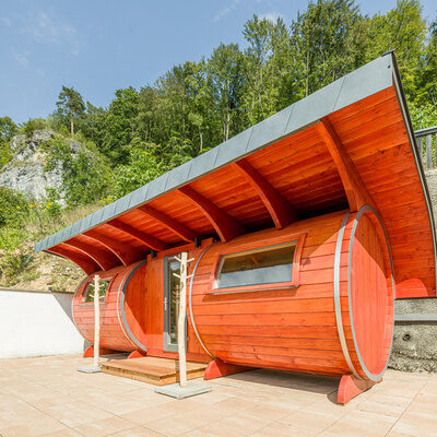 Aussenansicht der Bierfass-Sauna "Hopfen und Malz" im Freien des Hotels Sponsel-Regus in Franken