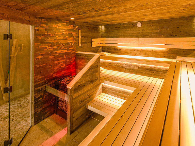 Eine moderne und neue, schön beleuchtete Sauna im Saunabereich des Hotels Sponsel-Regus