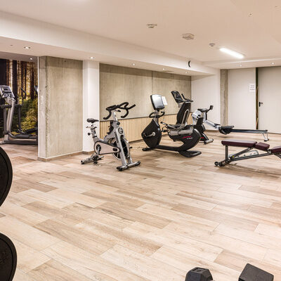 Das Fitnessstudio ist mit Gewichten und Kurzhanteln und anderen Geräten ausgestattet.