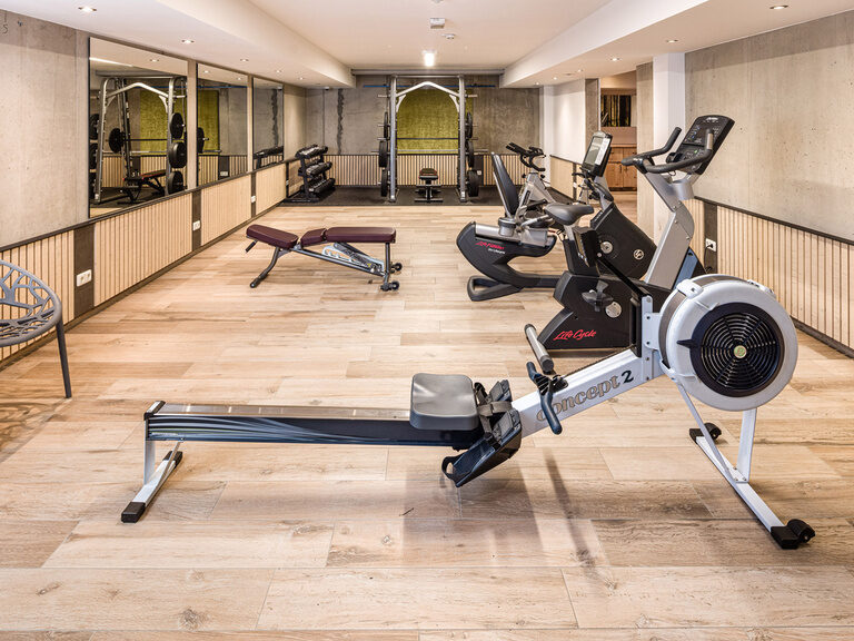 Der Fitnessraum in Franken verfügt über moderne Laufbänder und andere Fitnessgeräte.