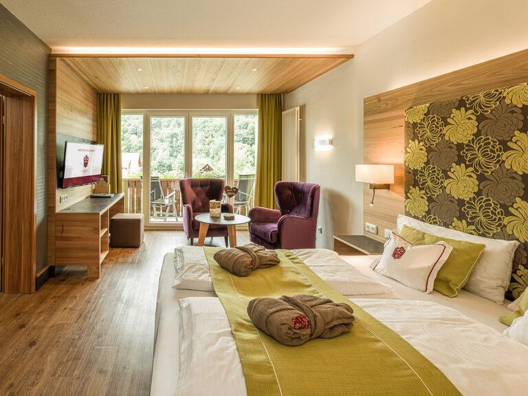 Der helle Schlafbereich mit großen, komfortablen Bett in der Suite Sonneck des Hotels Sponsel-Regus