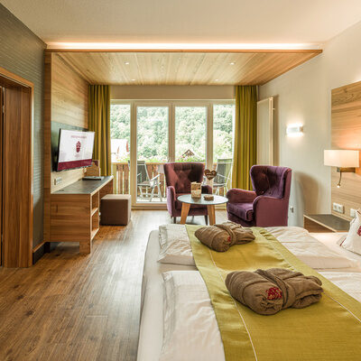 Der helle Schlafbereich mit großen, komfortablen Bett in der Suite Sonneck des Hotels Sponsel-Regus