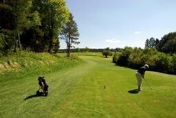 Golfer und Caddy auf dem Golfplatz bei Kanndorf in der Fränkische Schweiz